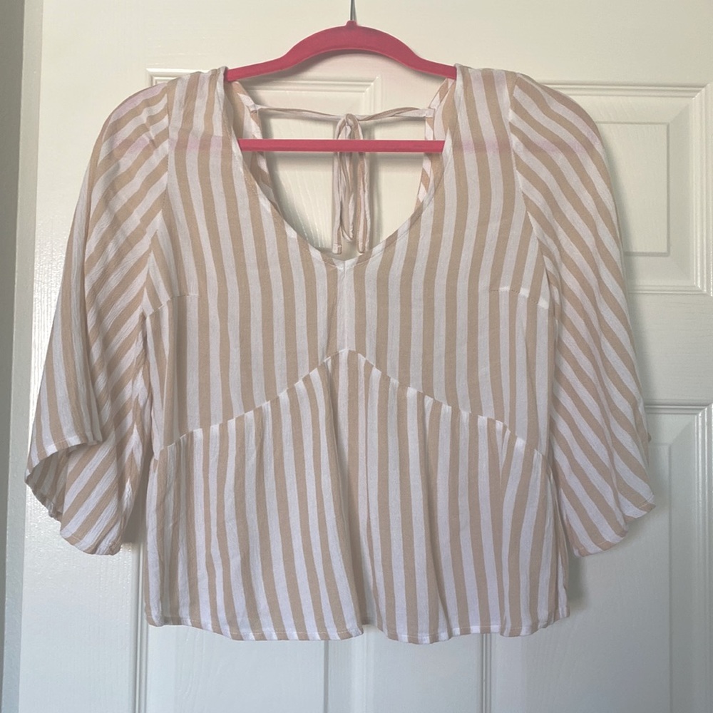 only worn once🚨cutest, beachy, v-neck top. 3/4 flowy sleeves & cute tie in back